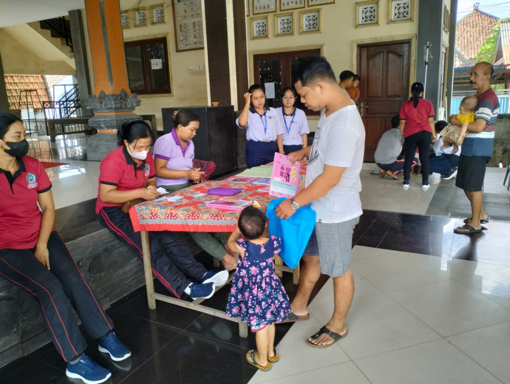 KEGIATAN POSYANDU BALITA DAN POSYANDU BKB BESERTA PEMBERIAN OBAT CACING DARI PUSKESMAS 1 MENGWI DAN LANGSUNG PEMBERIAN PMT DARI PEMERINTAH DESA MENGWITANI